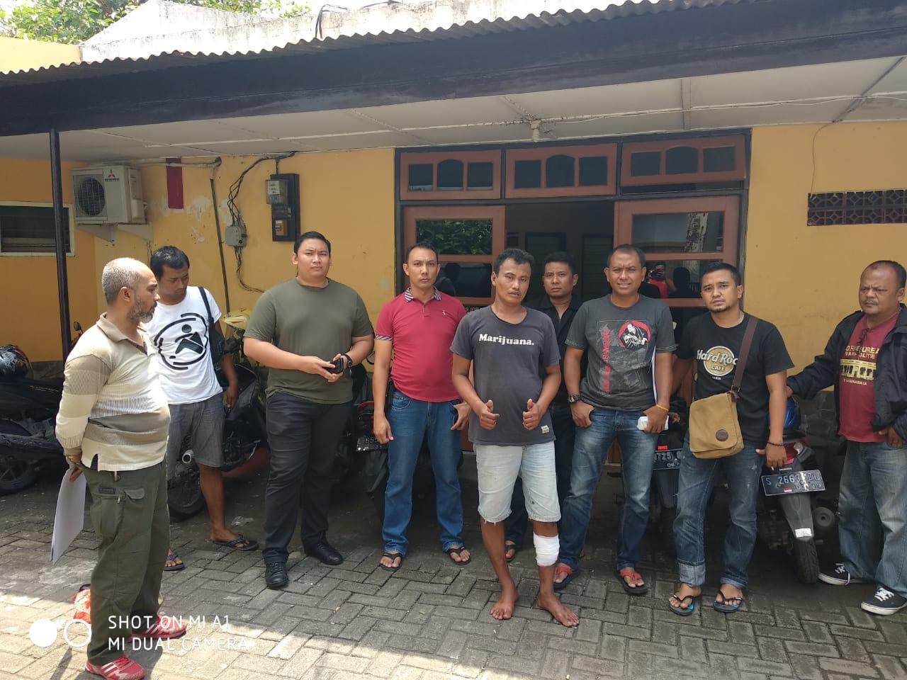 Nurhayadi (kaki terbalut perban) usai mendapat perawatan setelah ditembak. 
