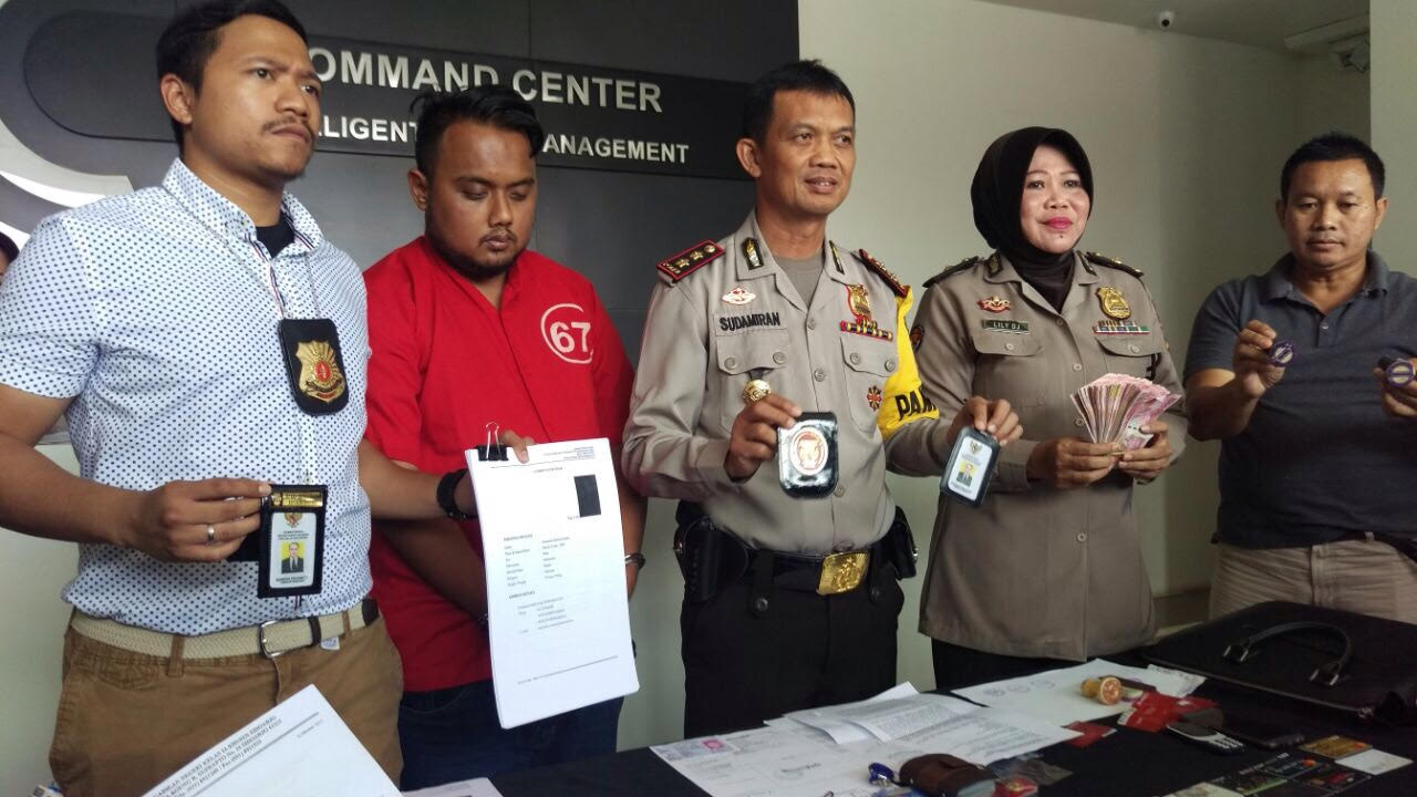 Petugas menunjukkann tersangka dan barang bukti yang disita.