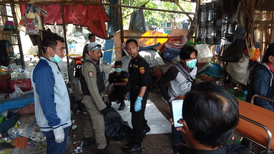 Petugas mengevakuasi jasad Samsuri. 