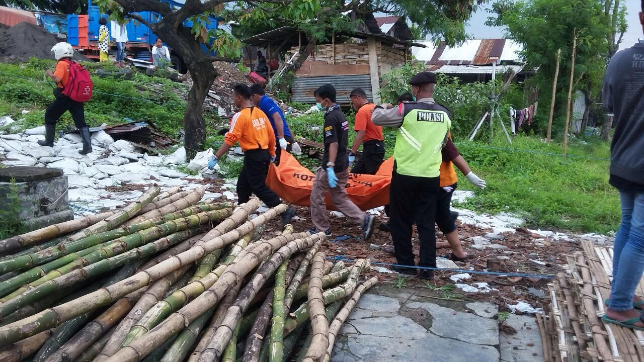 Evakuasi jasad Selamet oleh petugas. 
