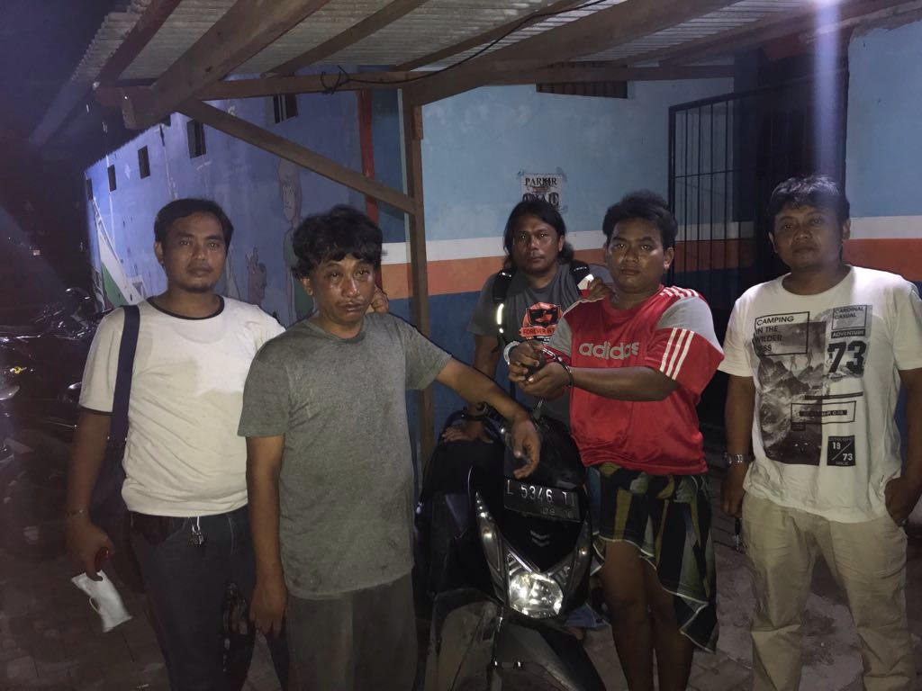Dua pelaku curanmor saat ditangkap Satreskrim Polres Pelabuhan Tanjung Perak Surabaya. 
