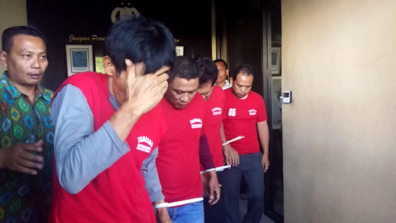 Empat dari lima komplotan pembobol brankas yang ditangkap hidup-hidup. 
