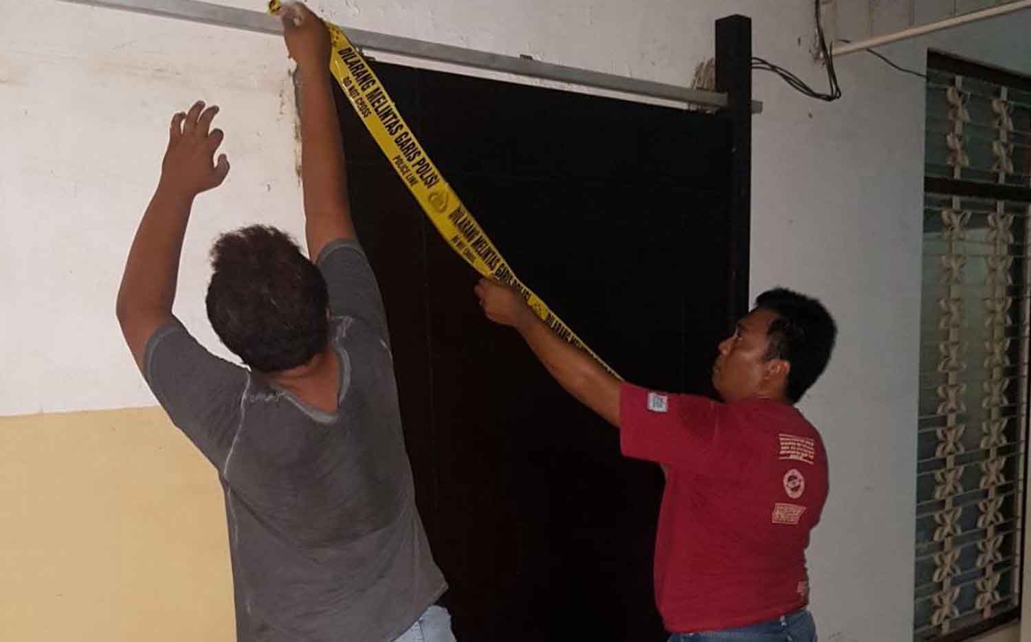 Petugas melakukan penyegelan salah satu toko kimia