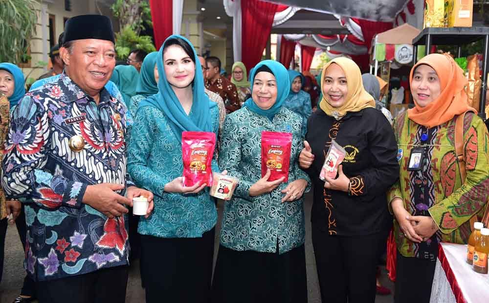 Ketua TP PKK Jawa Timur, Arumi Bachsin Emil Dardak dan Bupati Lamongan, Fadeli