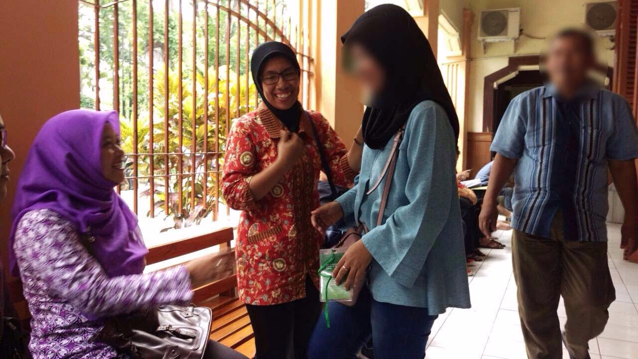 Munfarid (paling kanan, baju biru) saat menunggu persidangan praperadilan dimulai di PN Surabaya.