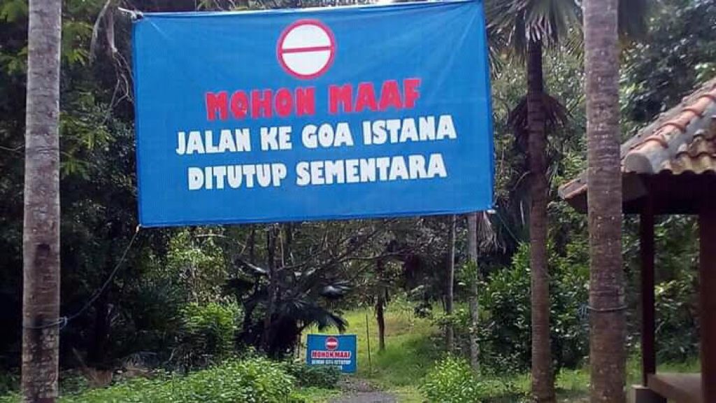 Gua Istana yang berada di Taman Nasional Alas Purwo masih ditutup