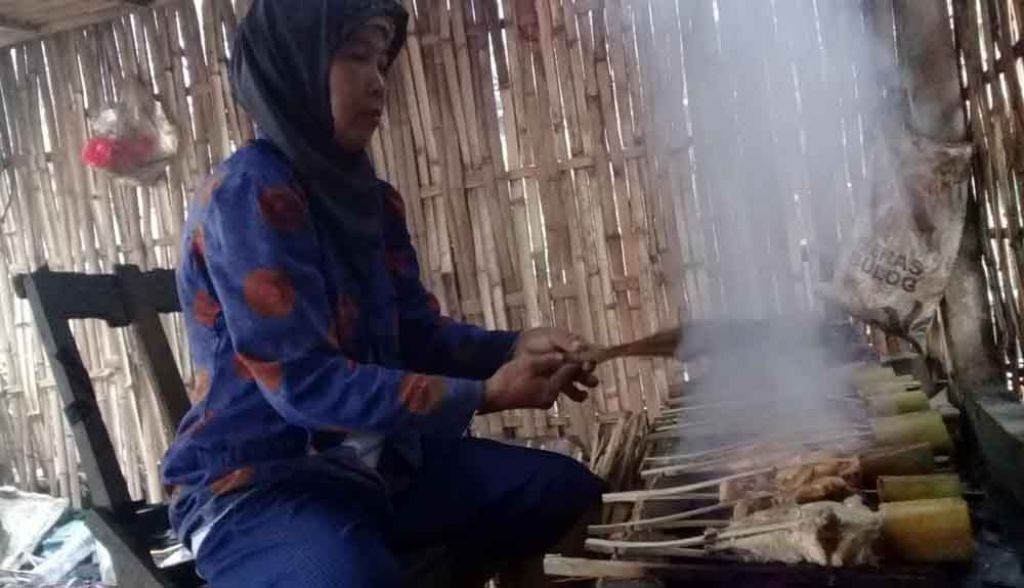 Cerita Pedagang Ikan Asap Bertahan di Tengah Pandemi Corona