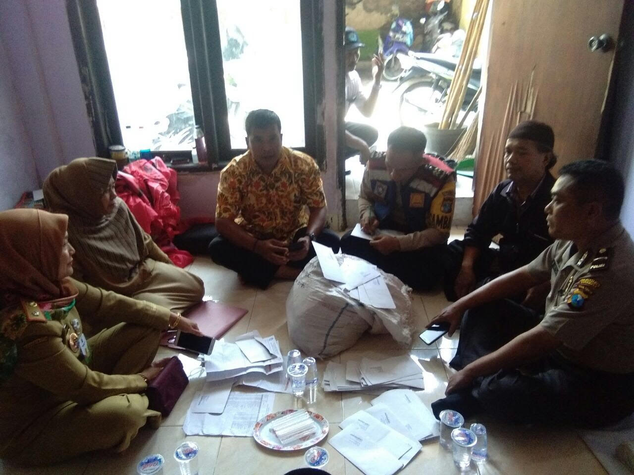 Sejumlah petugas saat mengecek KIP yang ditemukan Kardi, di Nginden, Surabaya. (Foto: Istimewa)