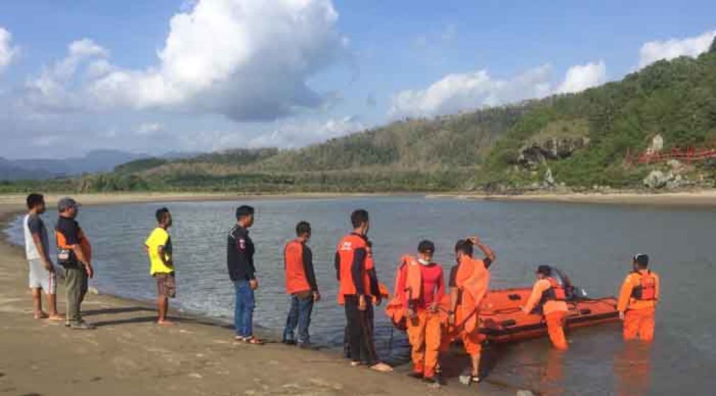 Basarnas mencari dua korban