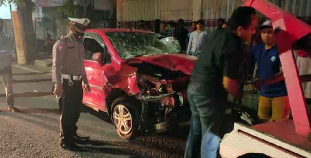 Polisi evakuasi mobil yang tabrak tiga motor di Banyuwangi