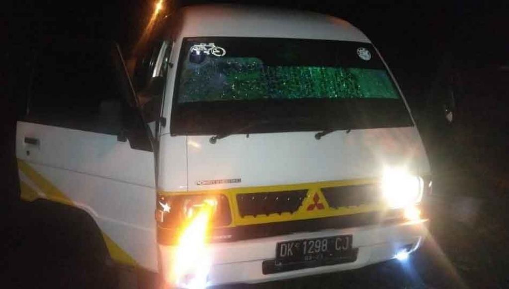 Kaca depan mobil pecah terkena lemparan batu