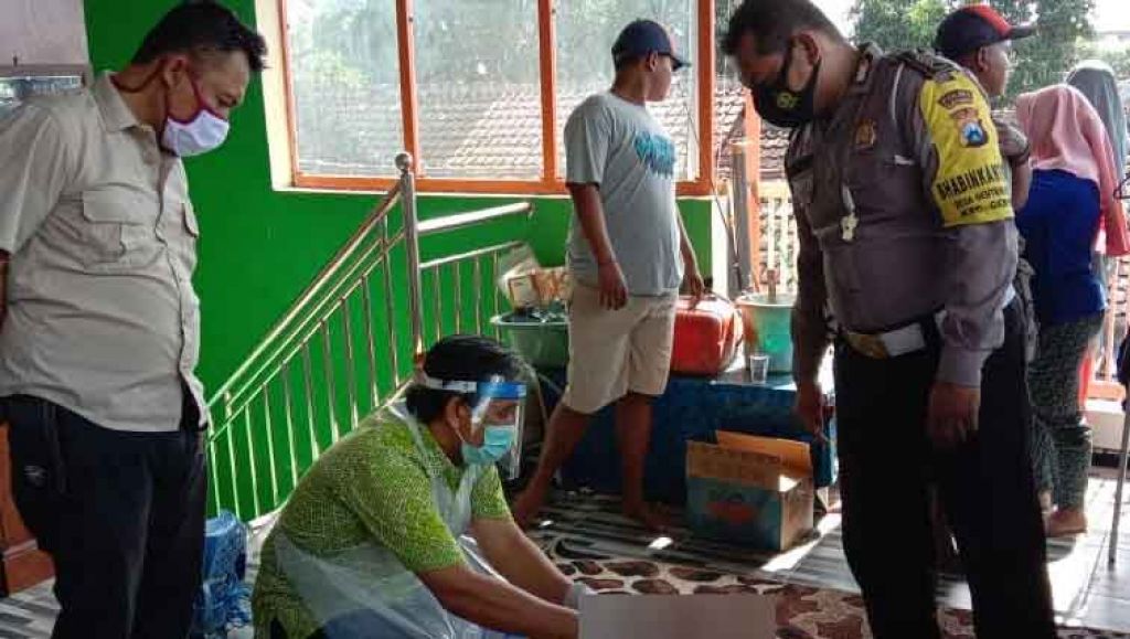 Polisi mendatangi lokasi bunuh diri