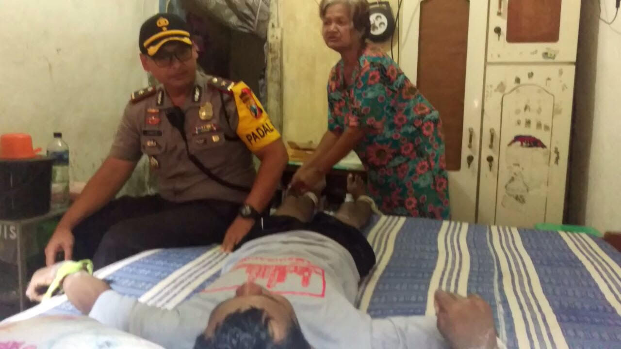 Fardan saat dibesuk Kapolsek Tegalsari, Kompol David, ditemani Sunarti ibunya. 