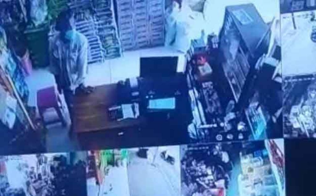 Aksi pelaku mencuri hp terekam CCTV milik korban