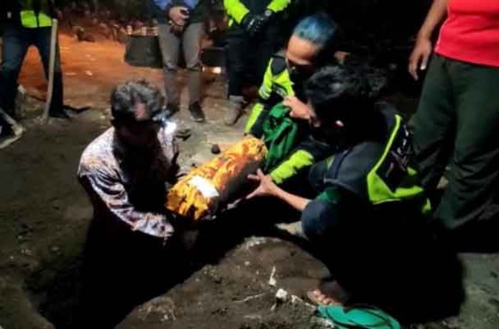 Mayat Bayi Dalam Tas Plastik Telah Dimakamkan di Banyuwangi dan Diberi Nama