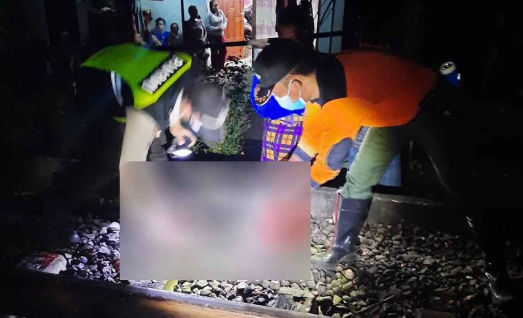 Polisi mengumpulkan tubuh korban yang hancur