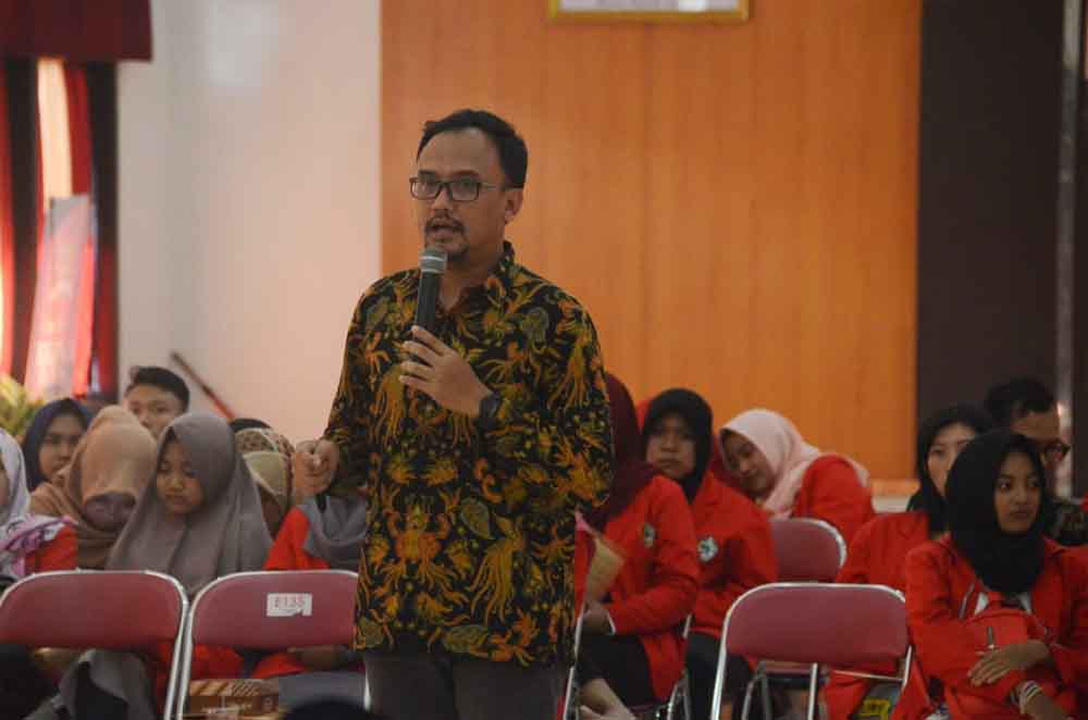 Dimas Niky Nugroho memberikan seminar nasional di FISIP Untag Banyuwangi