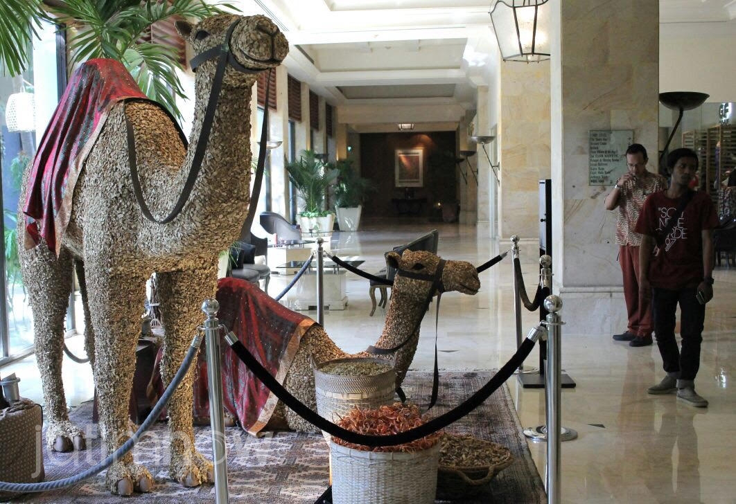 Replika unta berlapis irisan jahe di Hotel Bumi Surabaya./Foto: Narendra Bakrie