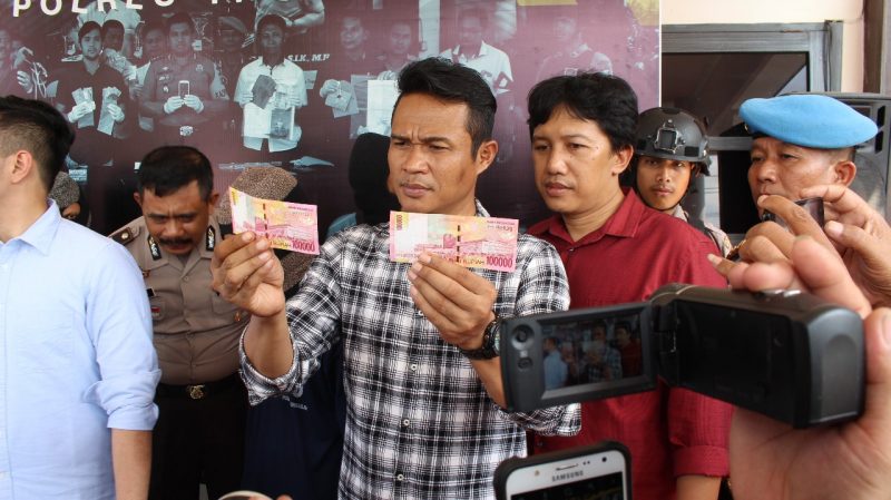 Petugas menunjukkan barnag bukti Upal