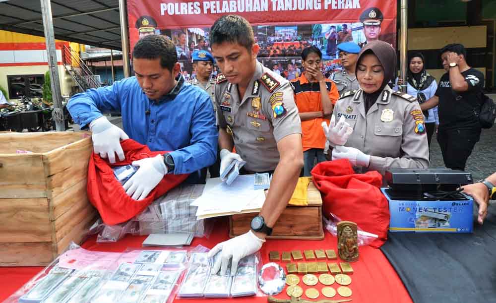 AKBP Antonius Agus Rahmanto dan AKP Tinton Yudha Riambodo menunjukkan upal yang disita