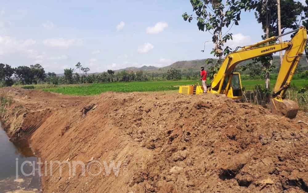 Salah satu proyek normalisasi sungai di Blitar
