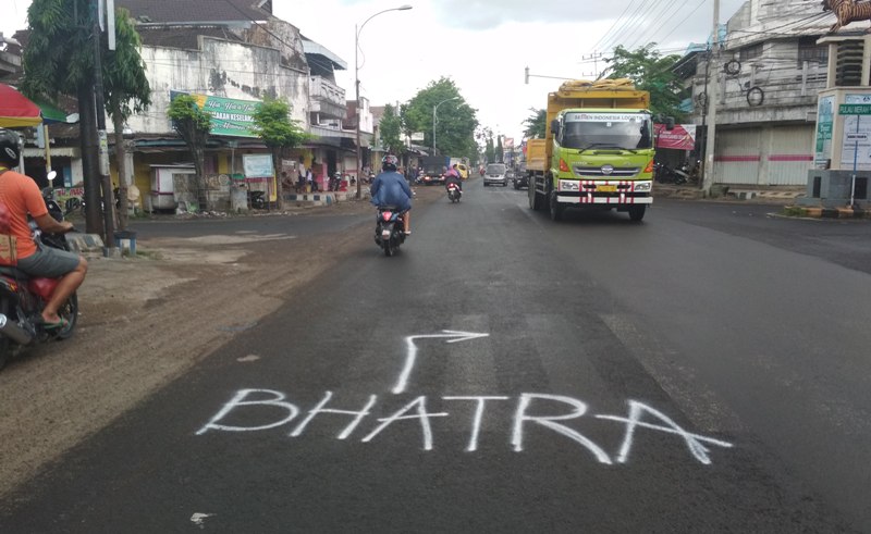 Salah satu coretan yang ada di jalan raya Banyuwangi/Foto: Irul Hamdani