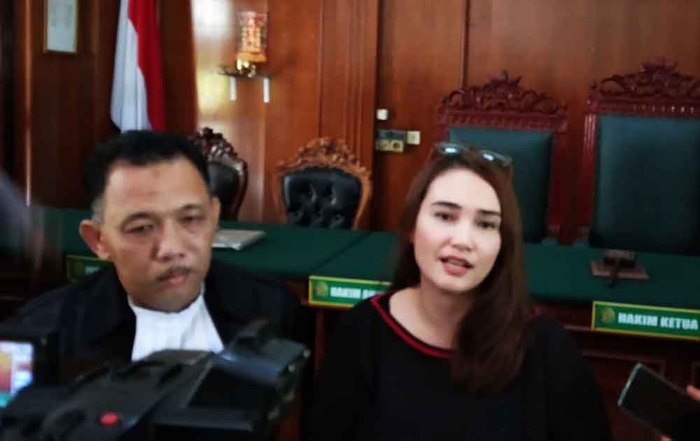 Feby Febiola usai memberi kesaksian pada sidang Vanessa