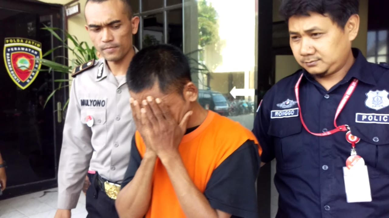 JY (menutup wajah) diamankan di Mapolrestabes Surabaya.