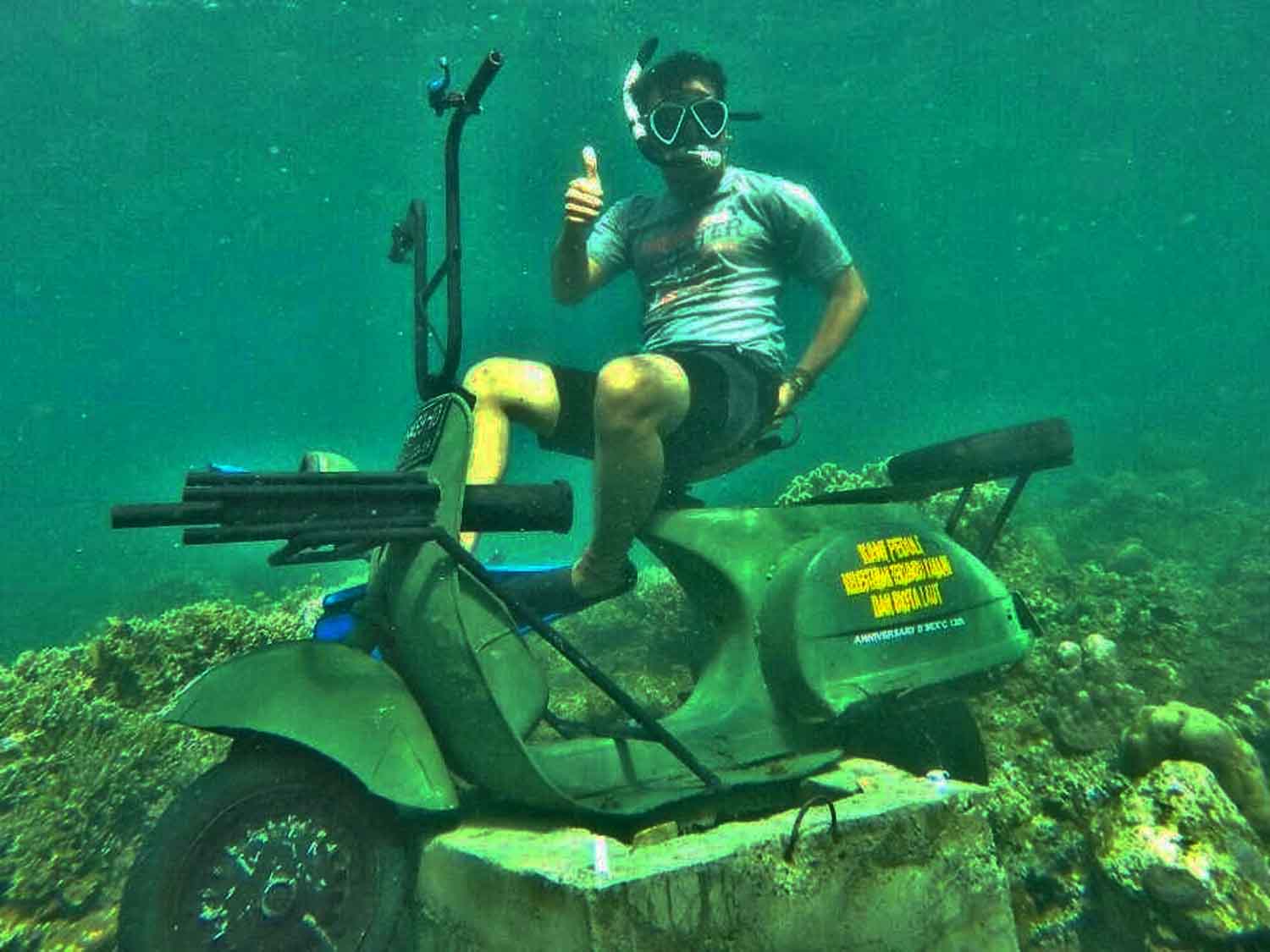 Vespa yang ditenggelamkan untuk pelestarian terumbu karang di Pantai Banyuwangi.