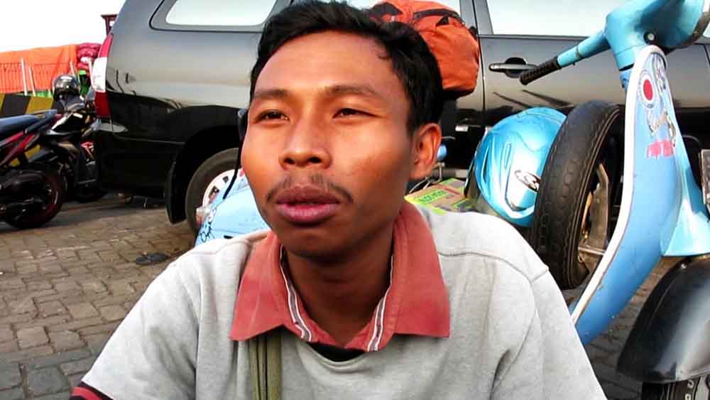 Biker ini Nekat Kirim 1 Kardus Mie Instan ke Palu Naik Vespa