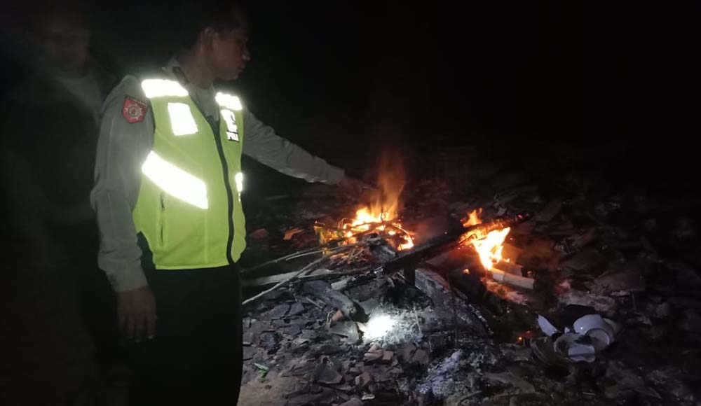 Petugas mendatangi lokasi kebakaran (Istimewa/Humas Polres Ponorogo)