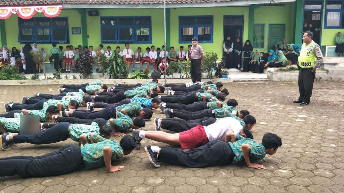 Ketahuan Hendak Tawuran, Pelajar di Banyuwangi ini Dihukum Push Up 