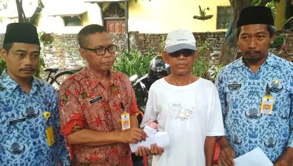 Pemberian santunan kepada keluarga korban tewas Viaduk 'Surabaya Membara'