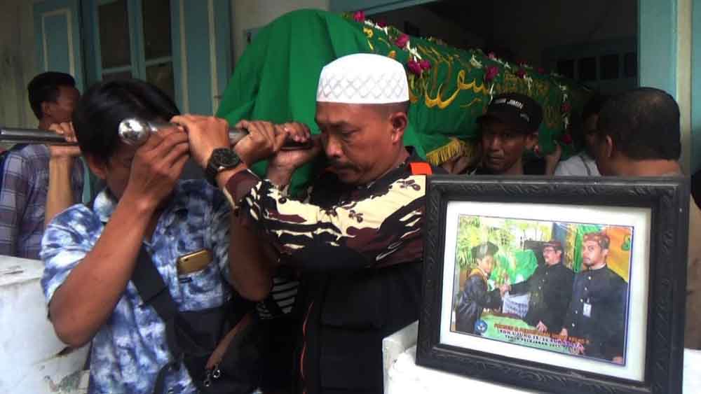 Proses pemakaman jenazah korban viaduk 'Surabaya Membara'