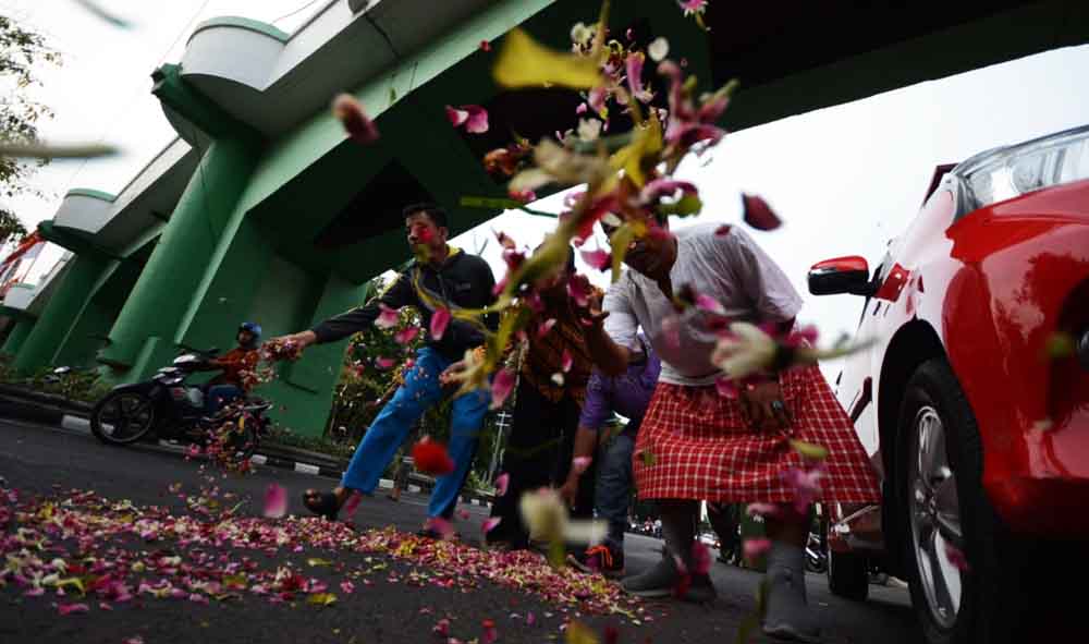 Tabur bunga pemain drama kolosal 'Surabaya Membara' di Viaduk Jalan Pahlawan Surabaya, Senin (12/11/2018)
