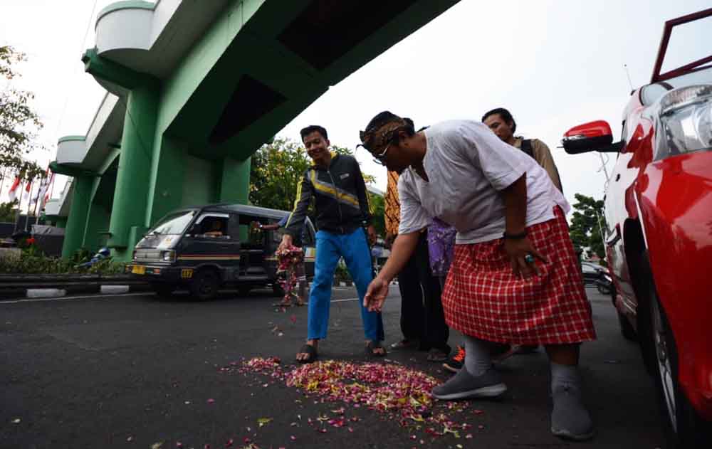 Tabur bunga panitia dan pemain drama kolosal 'Surabaya Membara' di Viaduk Jalan Pahlawan