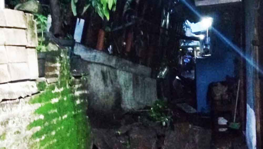 Plengsengan yang ambrol di Surabaya