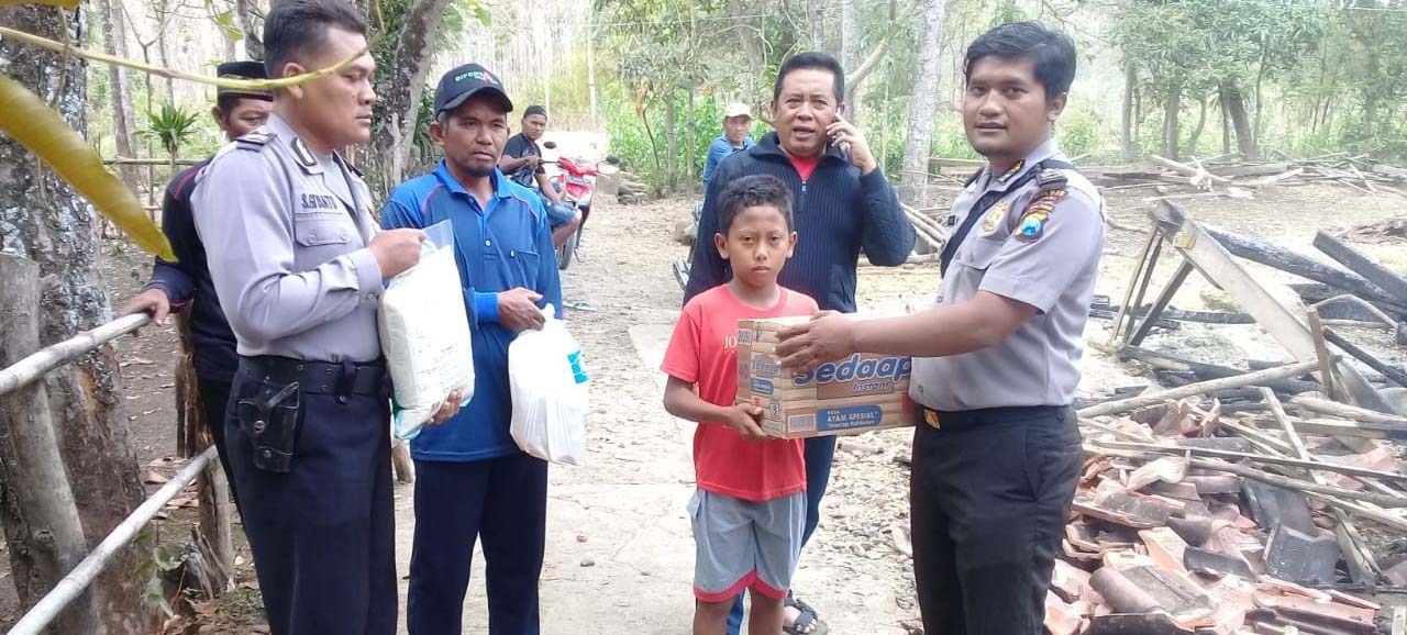 Korban mendapatkan bantuan dari polisi