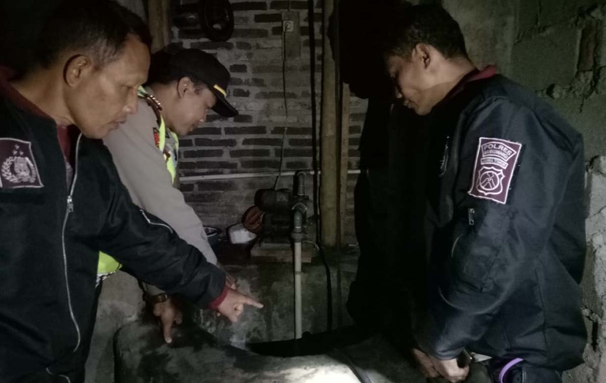 Petugas menunjukkan sumur tempat ditemukannya korban