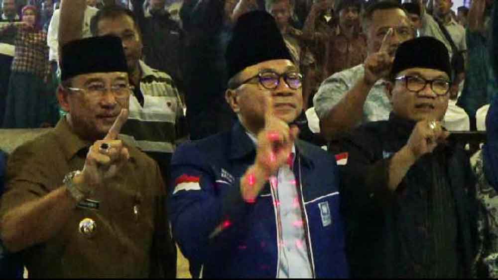 Wabup Ponorogo Sudjarno (kiri) nampak mengangkat satu jari, simbol nomor urut pasangan Khofifah-Emil.