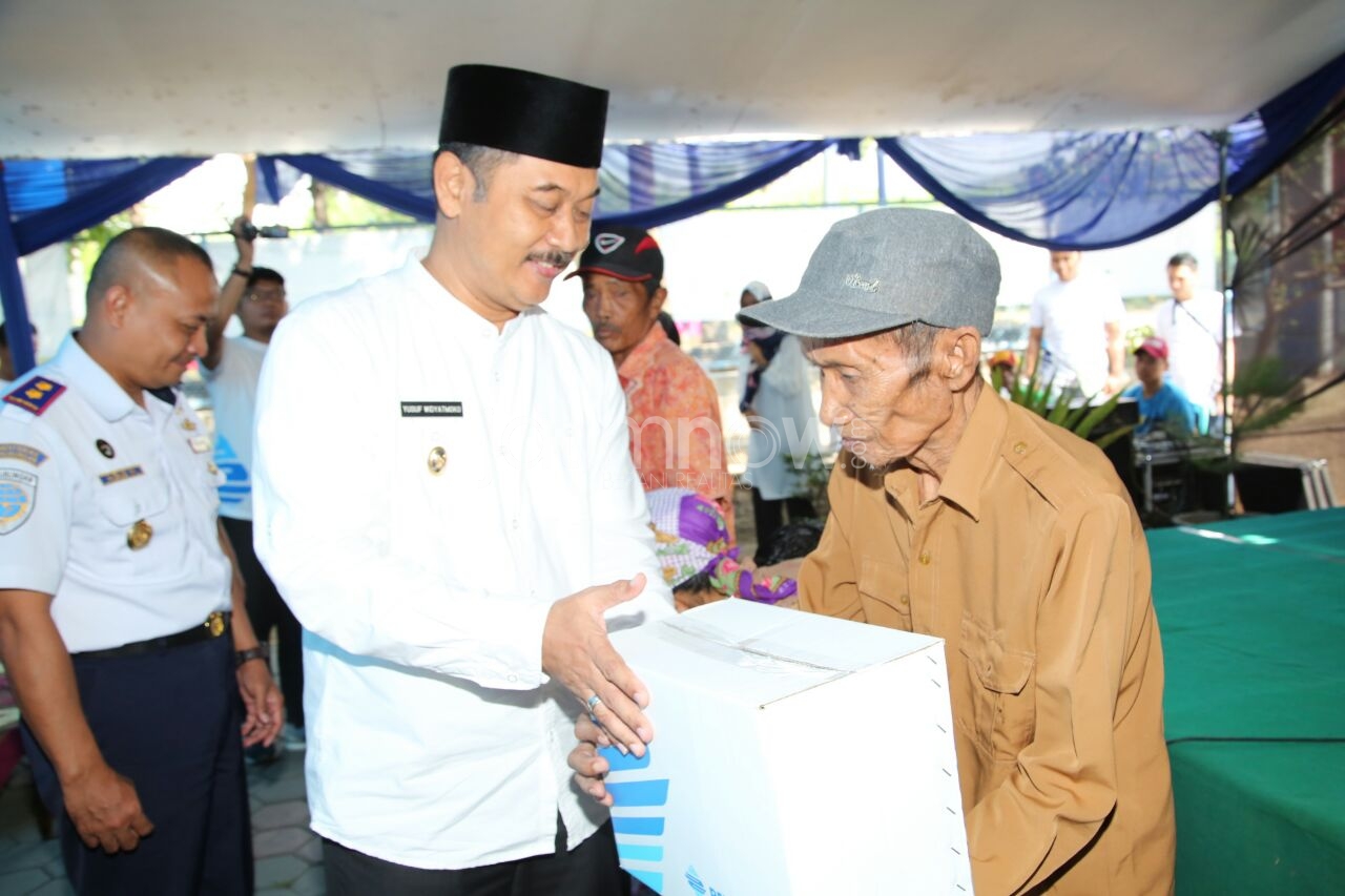 Wabup Banyuwangi saat membagikan sembako gratis/istimewa