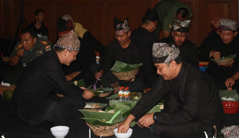 Wakil Bupati Banyuwangi Yusuf Widyatmoko saat membuka Festival Tumpeng Sewu 2018/Foto: istimewa 