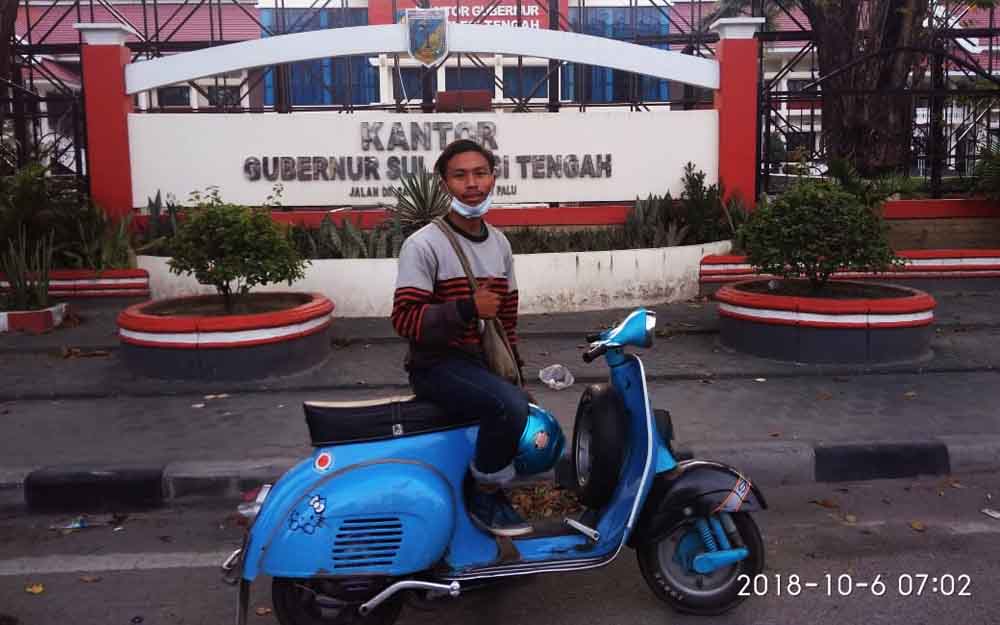 Wahyu Eko Purnomo Aji bersama vespanya di depan Kantor Gubernur Sulawesi Tengah
