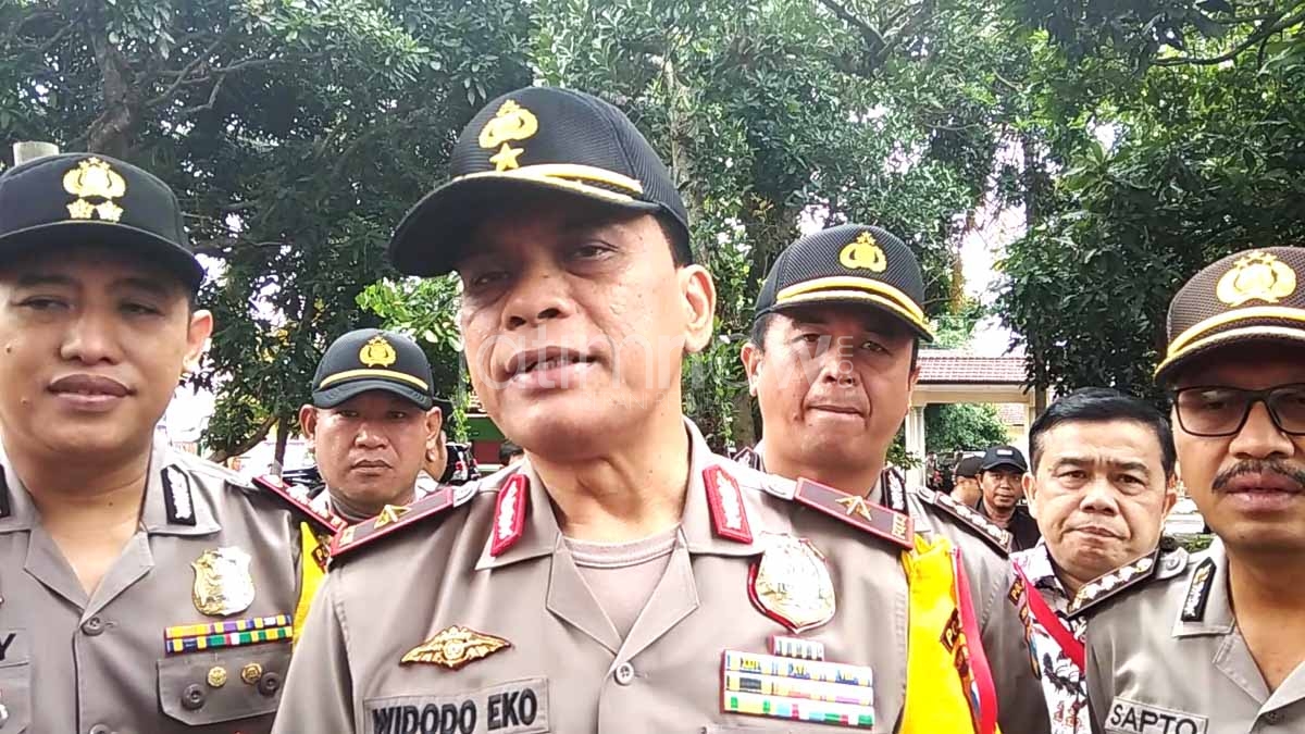 Wakapolda Jatim Brigjen Pol Widodo Eko Prihastopo saat meninjau TPS di Banyuwangi