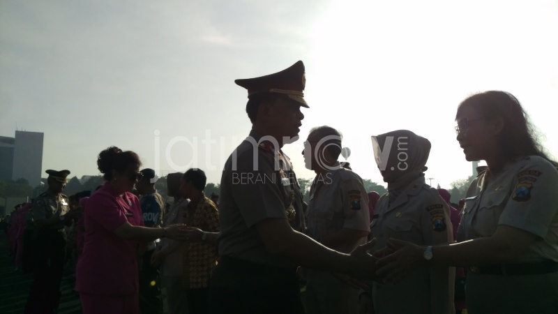 Wakapolda Jatim Brigjen Pol Widodo Eko Prihastopo memberikan ucapan selamat kepada jajaran yang naik pangkat/Foto: Arry Saputra
