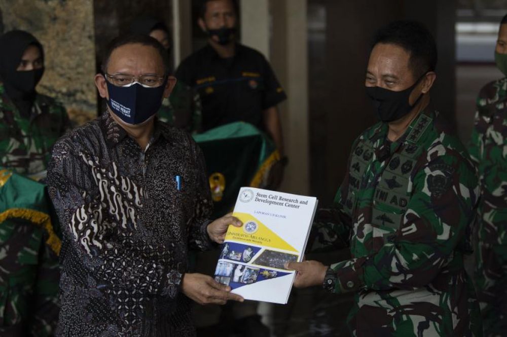 Jenderal TNI Andika Perkasa menerima hasil uji klinis tahap tiga obat baru untuk penanganan pasien Covid-19 dari Rektor Unair Mohammad Nasih (Foto: ANTARA/Aditya Pradana Putra)
