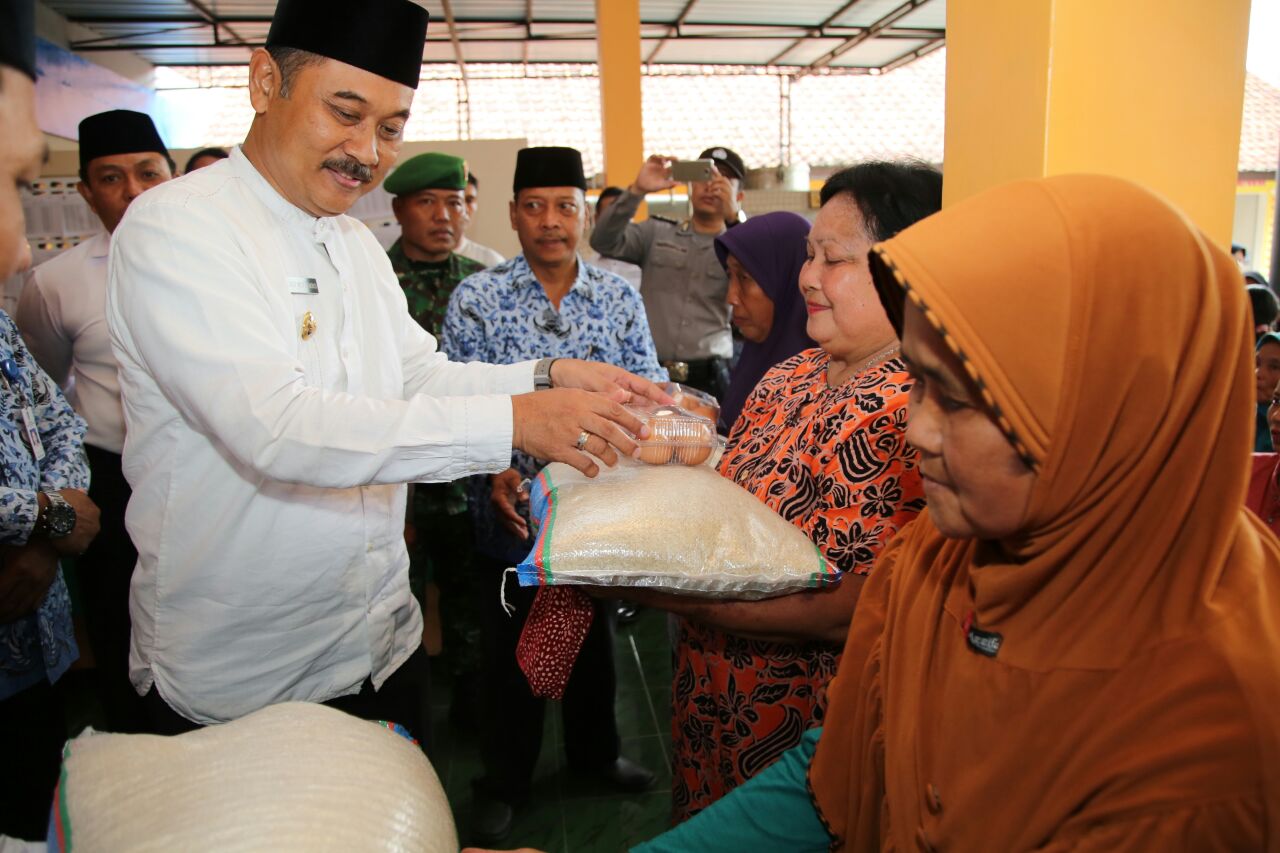 Wakil Bupati Banyuwangi secara simbolik memberikan BPNT.
