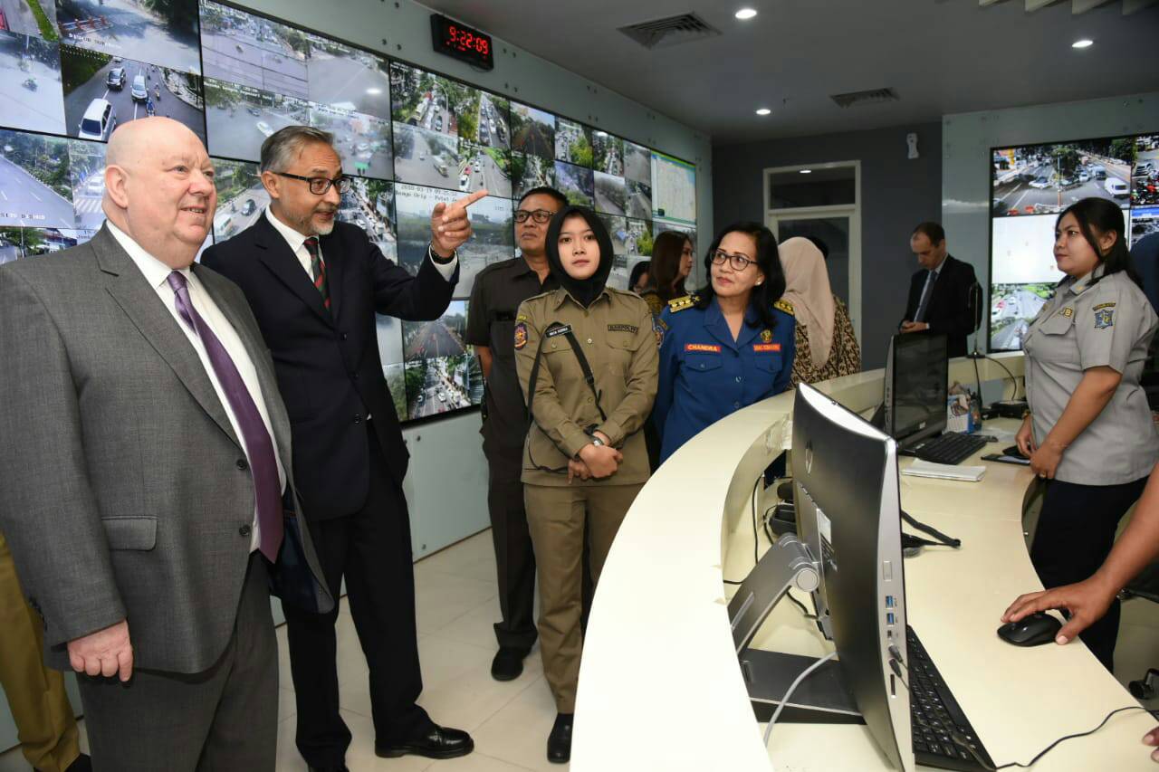 Wali Kota Liverpool saat meninjau langsung Command Center 112 di Gedung Siola