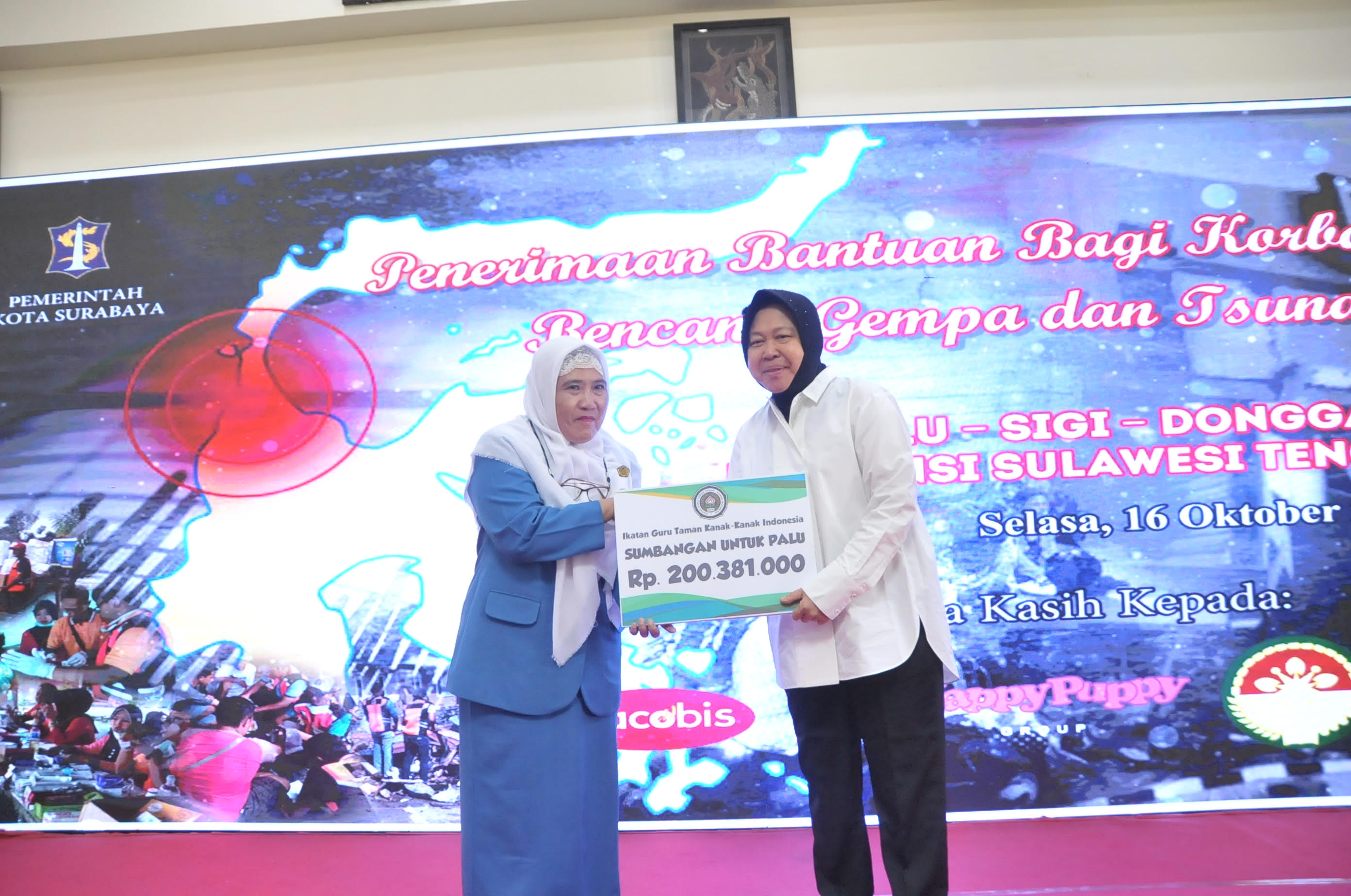 Wali Kota Risma menerima uang secara simbolis dari Ikatan Guru Taman Kanan-kanak Indonesia.  