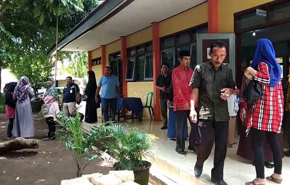 Wali murid mendatangi sekolah SMP N 2 Banyuwangi